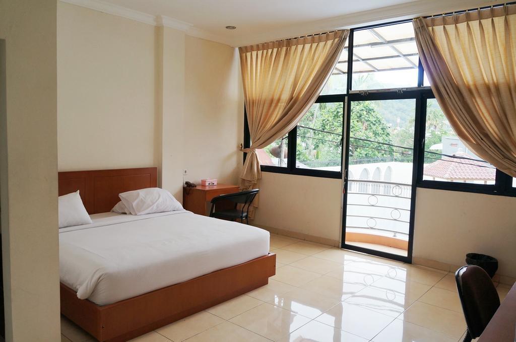 Jesnic Hotel Padang  Zimmer foto