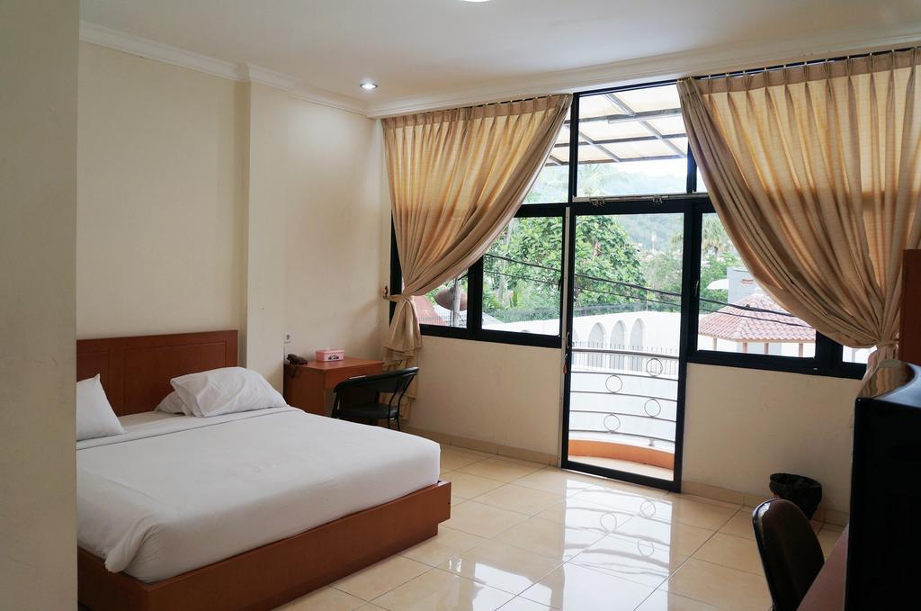 Jesnic Hotel Padang  Zimmer foto
